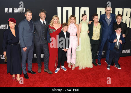 15 octobre 2019, Hollywood, Californie, USA : (L - R) Chelsea Winstanley, Taika Waititi, Neal Carthew, Rebel Wilson, Griffin Romain Davis, Scarlett Johansson, Thomasin McKenzie, Sam Rockwell, Stephen Merchant, Archie Yates, et Alfie Allen assiste à la première de projecteurs Fox' ''Jojo Lapin' (image Crédit : © Bennight/Zuma sur le fil) Banque D'Images