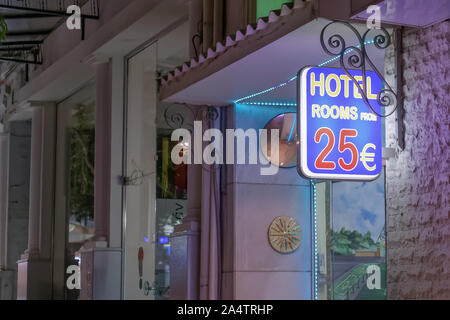 Panneau d'entrée de l'hôtel de vie nocturne avec chambres prix. Vue illuminée de signer avec l'affichage de message de chambres à partir de 25 euros à Thessalonique. Banque D'Images