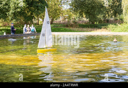 Modèles de bateaux de plaisance parc programmé sur étang, Woodbridge, Suffolk, Angleterre, RU Banque D'Images