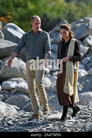 Le duc et la duchesse de Cambridge à pied parmi les ruines à Bumburet endommagés par l'inondation dans le village du district de Chitral Khyber-Pakhunkwa Province du Pakistan sur le troisième jour de la visite royale. Banque D'Images