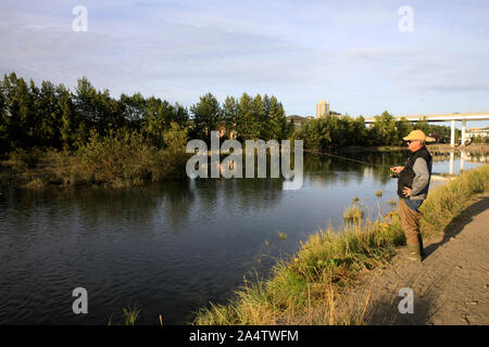 Anchorage, Alaska / USA - 08 août 2019 : pêcheur près d'une rivière d'Anchorage, Anchorage, Alaska, USA Banque D'Images