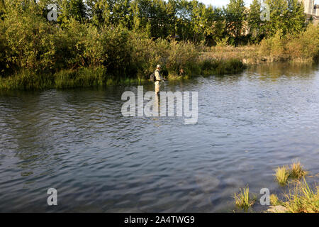 Anchorage, Alaska / USA - 08 août 2019 : pêcheur près d'une rivière d'Anchorage, Anchorage, Alaska, USA Banque D'Images