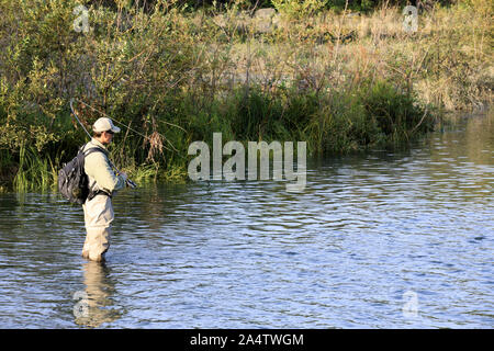 Anchorage, Alaska / USA - 08 août 2019 : pêcheur près d'une rivière d'Anchorage, Anchorage, Alaska, USA Banque D'Images