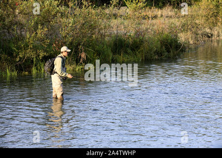 Anchorage, Alaska / USA - 08 août 2019 : pêcheur près d'une rivière d'Anchorage, Anchorage, Alaska, USA Banque D'Images