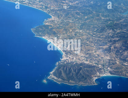 Vue aérienne de la côte ouest de l'Italie à la recherche à la zone autour de la ville de Santa Maria di Castellabate. Banque D'Images