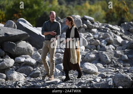 Le duc et la duchesse de Cambridge à pied parmi les ruines à Bumburet endommagés par l'inondation dans le village du district de Chitral Khyber-Pakhunkwa Province du Pakistan sur le troisième jour de la visite royale. PA Photo. Photo date : mercredi 16 octobre, 2019. Voir PA story Tournée royale. Crédit photo doit se lire : Neil Hall/PA Wire Banque D'Images