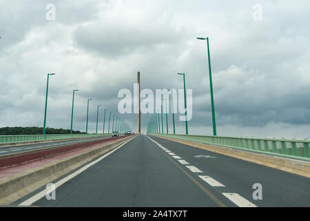 Caudebec-en-Caux, Seine-Maritime / France - 13 août 2019 : voitures et camions traversant le pont de Brotonne sur la Seine en Normandie Banque D'Images