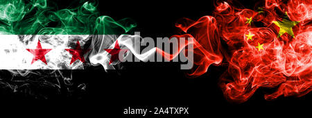République arabe syrienne contre la Chine, le chinois drapeaux de fumée placés côte à côte. La fumée épaisse et soyeuse de couleur drapeaux de l'opposition de la Syrie et la Chine, en chinois Banque D'Images