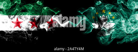 République arabe syrienne contre l'Afrique, la Chine drapeaux de fumée placés côte à côte. La fumée épaisse et soyeuse de couleur drapeaux de l'opposition de la Syrie et à Macao, Chine Banque D'Images