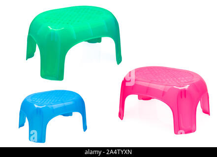 Tabouret en plastique pour la salle de bains ou cuisine. Chaise d'enfant. Vert, Bleu et rose tabouret en plastique isolé sur fond blanc. Escabeau pour des profils Banque D'Images