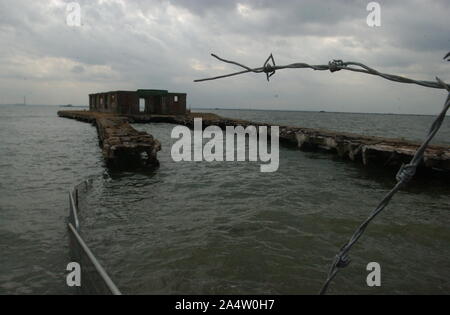 Vestiges de l'ancienne usine à gaz, de l'Est de la jetée de Southend Esplanade, une fois qu'un endroit de prédilection pour les pêcheurs après la disparition de l'usine à gaz, le conseil local a décidé dans sa sagesse de la démolir, la photo a été prise vers la fin de la démolition, qui en raison de la force de la structure, a pris plus de temps à détruire qu'il n'a à construire. Banque D'Images