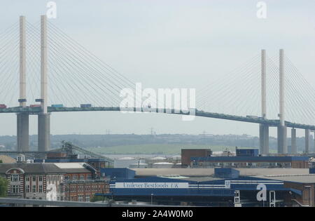 Pont Queen Elizabeth II qui traverse la Tamise Thurrock dans l'Essex et Dartford dans le Kent vus de Purfleet Vue sur le sud-est Banque D'Images