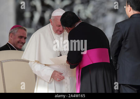 16 octobre 2019 - Cité du Vatican (Saint-Siège) - LE PAPE François au cours de son audience générale hebdomadaire sur la Place Saint Pierre au Vatican. Premier auditoire de GIANLUCA GAUZZI BROCCOLETTI comme le nouveau chef de la gendarmerie du Vatican après la démission de Domenico Giani. Â©Evandro Inetti via Zuma sur le fil) (Crédit Image : © Evandro Inetti/Zuma sur le fil) Banque D'Images