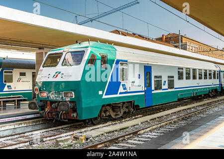 Train Pilota MDVE en attente de départ à la gare de Porta Nuova, Turin, Italie Banque D'Images