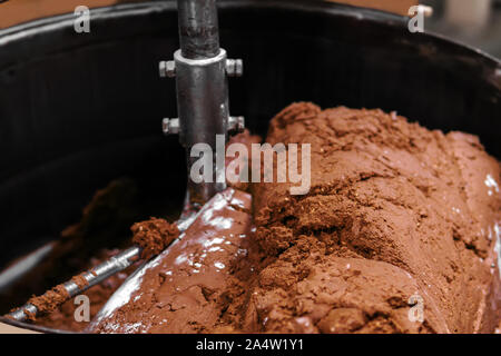 Close-up of chocolate truffle de remplir une machine de mélange industriel Banque D'Images