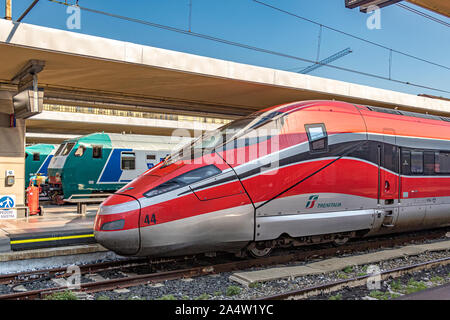 A Trenitalia Frecciarossa 1000 train à grande vitesse à la gare de Porta Nuova, Turin.Italie Banque D'Images