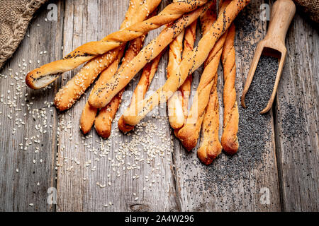 Bâtonnets de pain sur un fond de bois. L'alimentation saine Banque D'Images