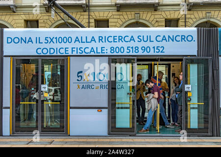 Les gens de descendre un tram dans la Via Sacchi à Turin, Italie Banque D'Images