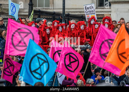 Londres, Royaume-Uni. 16 Oct 2019. Les rebelles rouges arrivent à accorder leur soutien silencieux - De nombreux manifestants mis sur leur bouche quand ils se réunissaient à Trafalgar Square pour protester contre l'interdiction de la police, à plus de deux membres de l'être ensemble XR - la deuxième semaine de l'extinction qui a action Octobre Rébellion ont bloqué les routes dans le centre de Londres, mais a été en grande partie effacée. Ils sont une nouvelle fois en lumière l'urgence climatique, avec le temps presse pour sauver la planète d'une catastrophe climatique. Crédit : Guy Bell/Alamy Live News Banque D'Images
