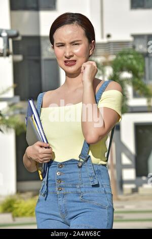 Cute inquiétante Filipina étudiant adolescent Fille de l'école avec des livres Banque D'Images