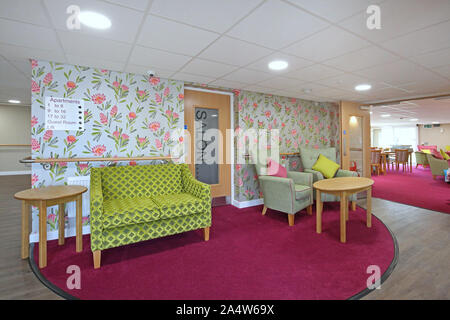 Intérieur de l'entrée hall dans un foyer de soins récemment rénové près de Wakefield, Royaume-Uni. Fond d'écran présente une vive, fauteuils et chambre du jour au-delà (à droite) Banque D'Images