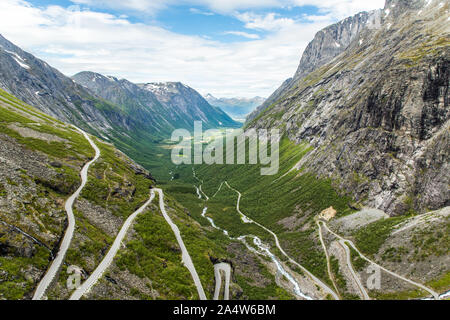 Paysage norvégien avec l'arrière-plan, centre de Trollstigen National scenic route Trollstigen Geiranger More og Romsdal comté en Norvège Banque D'Images