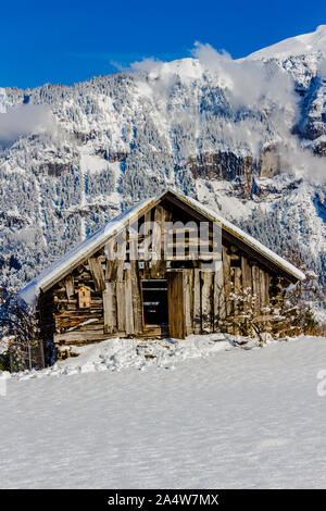 Le vieillissement, la décomposition stable dans les Alpes suisses sur une belle journée d'hiver. Banque D'Images