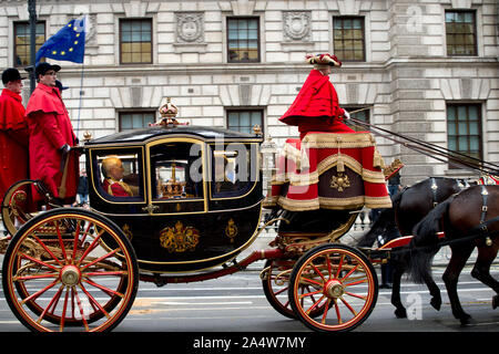Londres, Westminster le 14 octobre 2019 Ouverture du Parlement de l'État. La couronne de la Reine voyageant dans son chariot de seperate. Banque D'Images