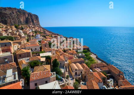 Vue aérienne de la vieille ville de Monemvasia dans Lakonia du Péloponnèse, Grèce. Monemvasia est souvent appelé 'le Gibraltar Grec'. Banque D'Images