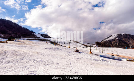 La préparation de dameuse de pistes de ski et dans les montagnes pour les skieurs et snoboarders, remontées mécaniques, ski et snowboard vacances, village de Livigno, Italie, Alpes Banque D'Images