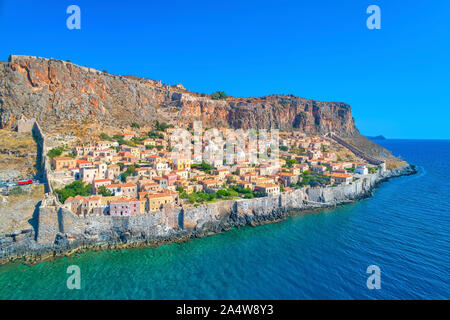 Vue aérienne de la vieille ville de Monemvasia dans Lakonia du Péloponnèse, Grèce. Monemvasia est souvent appelé 'le Gibraltar Grec'. Banque D'Images