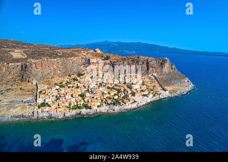 Vue aérienne de la vieille ville de Monemvasia dans Lakonia du Péloponnèse, Grèce. Monemvasia est souvent appelé 'le Gibraltar Grec'. Banque D'Images
