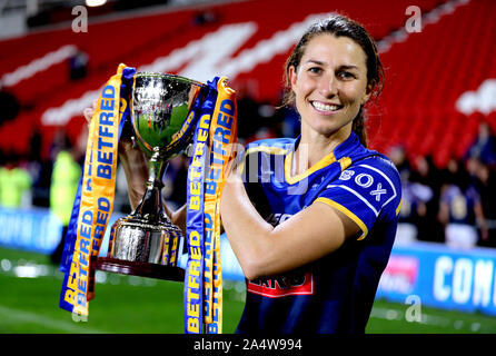 Les femmes du Rhino Leeds Courtney Hill célèbre avec le trophée après avoir remporté la Super Ligue des femmes Betfred Grand Final au stade totalement méchants, St Helens. Banque D'Images