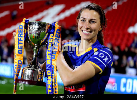 Les femmes du Rhino Leeds Courtney Hill célèbre avec le trophée après avoir remporté la Super Ligue des femmes Betfred Grand Final au stade totalement méchants, St Helens. Banque D'Images