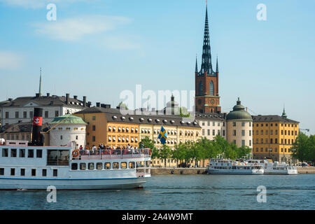 Suède tourisme, vue en été des touristes sur un ferry croisière sur le Riddarfjärden dans le centre pittoresque de Stockholm, Suède. Banque D'Images