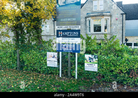 Signe de l'agent immobilier à l'extérieur de maisons, Gloucestershire, Royaume-Uni Banque D'Images