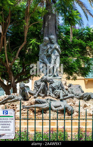 La Valette, Malte - 30 août 2019 : Monument dédié à Dun Mikiel Xerri et ses compatriotes à La Valette, près de son ancienne résidence. Banque D'Images