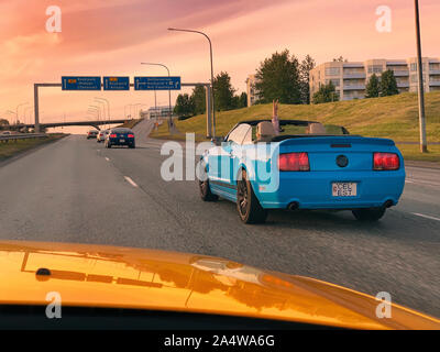 Mustang décapotable sur la route, Reykjavik, Islande Banque D'Images