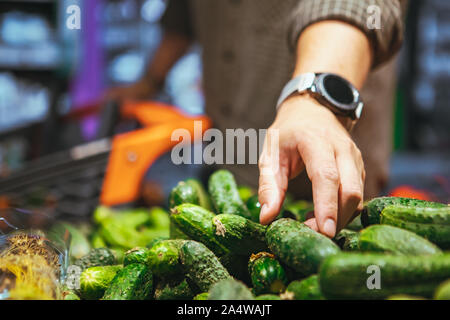 L'homme n'grocery shopping Banque D'Images