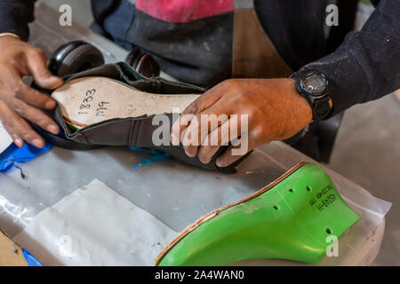 Detroit, Michigan - Nathaniel Crawford II, un vétéran de l'Armée de l'air, fait des chaussures à PingreeDetroit. Pingree est une entreprise appartenant à des travailleurs qui embauche vetera Banque D'Images