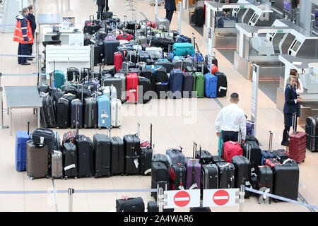 Hambourg, Allemagne. 16 Oct, 2019. De nombreuses valises sont debout à un terminal à l'aéroport de Hambourg. Une valise perdue à l'aéroport de Hambourg a causé des retards dans l'enregistrement des bagages. Le mercredi après-midi, un message d'image radiographique a été trouvé sur la valise et déjà abandonné. Lorsque la valise a été d'être vérifié à nouveau, il avait disparu, comme porte-parole de la police fédérale a dit. Pendant ce temps, les valises peuvent être chargés de nouveau. Credit : Bodo Marks/dpa/Alamy Live News Banque D'Images