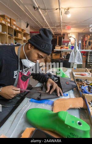 Detroit, Michigan - Nathaniel Crawford II, un vétéran de l'Armée de l'air, fait des chaussures à PingreeDetroit. Pingree est une entreprise appartenant à des travailleurs qui embauche vetera Banque D'Images