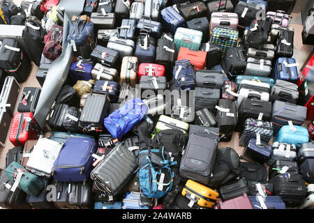 Hambourg, Allemagne. 16 Oct, 2019. De nombreuses valises sont debout à un terminal à l'aéroport de Hambourg. Une valise perdue à l'aéroport de Hambourg a causé des retards dans l'enregistrement des bagages. Le mercredi après-midi, un message d'image radiographique a été trouvé sur la valise et déjà abandonné. Lorsque la valise a été d'être vérifié à nouveau, il avait disparu, comme porte-parole de la police fédérale a dit. Pendant ce temps, les valises peuvent être chargés de nouveau. Credit : Bodo Marks/dpa/Alamy Live News Banque D'Images