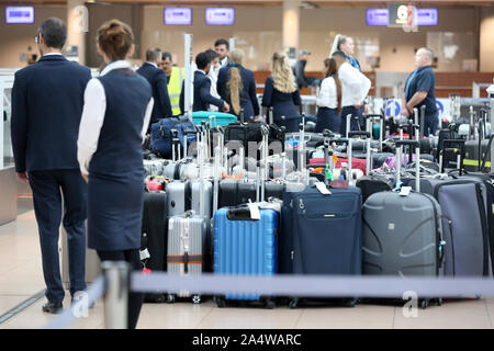 Hambourg, Allemagne. 16 Oct, 2019. De nombreuses valises sont debout à un terminal à l'aéroport de Hambourg. Une valise perdue à l'aéroport de Hambourg a causé des retards dans l'enregistrement des bagages. Le mercredi après-midi, un message d'image radiographique a été trouvé sur la valise et déjà abandonné. Lorsque la valise a été d'être vérifié à nouveau, il avait disparu, comme porte-parole de la police fédérale a dit. Pendant ce temps, les valises peuvent être chargés de nouveau. Credit : Bodo Marks/dpa/Alamy Live News Banque D'Images