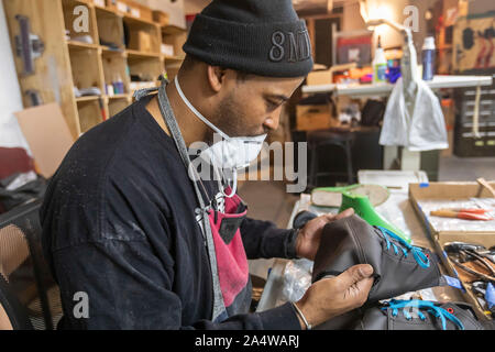 Detroit, Michigan - Nathaniel Crawford II, un vétéran de l'Armée de l'air, fait des chaussures à PingreeDetroit. Pingree est une entreprise appartenant à des travailleurs qui embauche vetera Banque D'Images