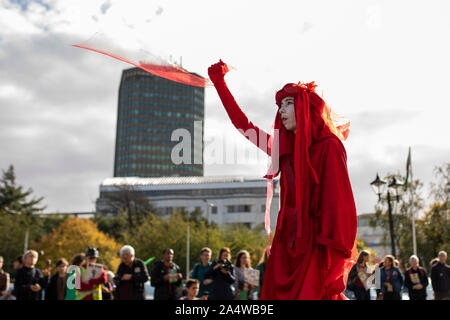 Cardiff, Wales, UK, 16 octobre 2019. Le rouge de rebelles rébellion Extinction mouvement mondial pour l'environnement à l'extérieur de l'Hôtel de ville de Cardiff, où le pays de Galles à bas carbone conférence a lieu. La police a interdit les manifestations de rébellion Extinction continuer n'importe où à Londres. Credit : Mark Hawkins/Alamy Live News Banque D'Images