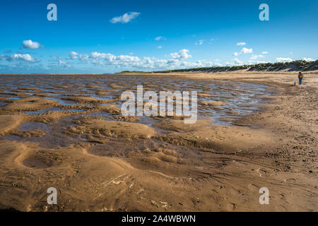 Des motifs réalisés par les mares d'eau à marée basse sur la plage de Barnham Overy Staithe sur Holkham bay, North Norfolk Coast, East Anglia, Angleterre, Royaume-Uni. Banque D'Images