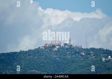 Vue de Tibidabo du Palau Nacional à Monjuic Hill à Barcelone, Espagne Banque D'Images