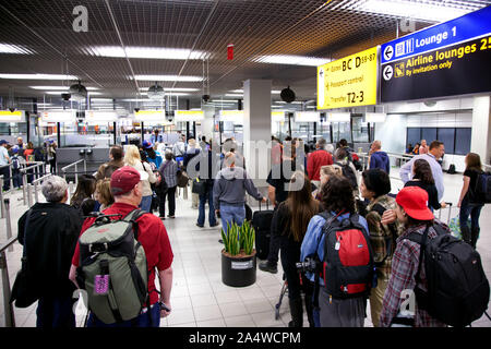 Contrôle des passeports à l'aéroport de Schiphol à Amsterdam.Photo Jeppe Gustafsson Banque D'Images