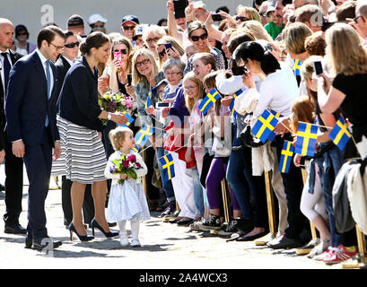 Linköping, Suède 20140517 La princesse Victoria, Prince Daniel et la princesse Estelle sont accueillis à l'Östergötland et le château de Linköping. La princesse Estelle est duchesse d'Östergötland et visite son paysage pour la première fois.Photo Jeppe Gustafsson Banque D'Images